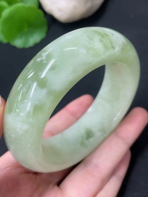 H41891916 岫玉（蛇纹石玉）正圈手镯 圈口57.4   货品总重约117.2g 含其他矿物成分