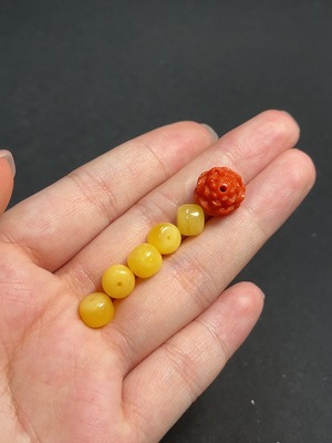 C42028633 南红玛瑙  可见有机物、琥珀蜜蜡散珠  货品总重约3.37克
