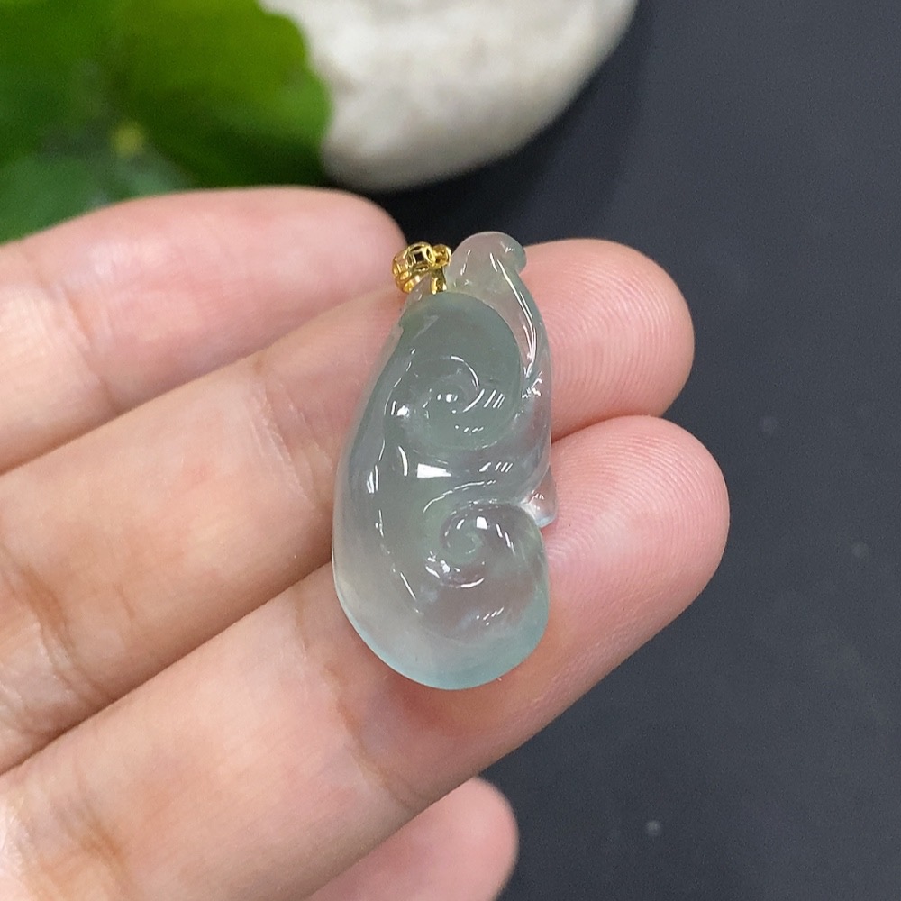F19094840 Jadeite Ruyi Pendant with 18K Gold Clasp, Total Weight 3.848g