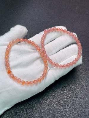 C32816580 The southern red agate bracelet contains visible organic matter, with a total weight of approximately 17 grams, sold as a lot.