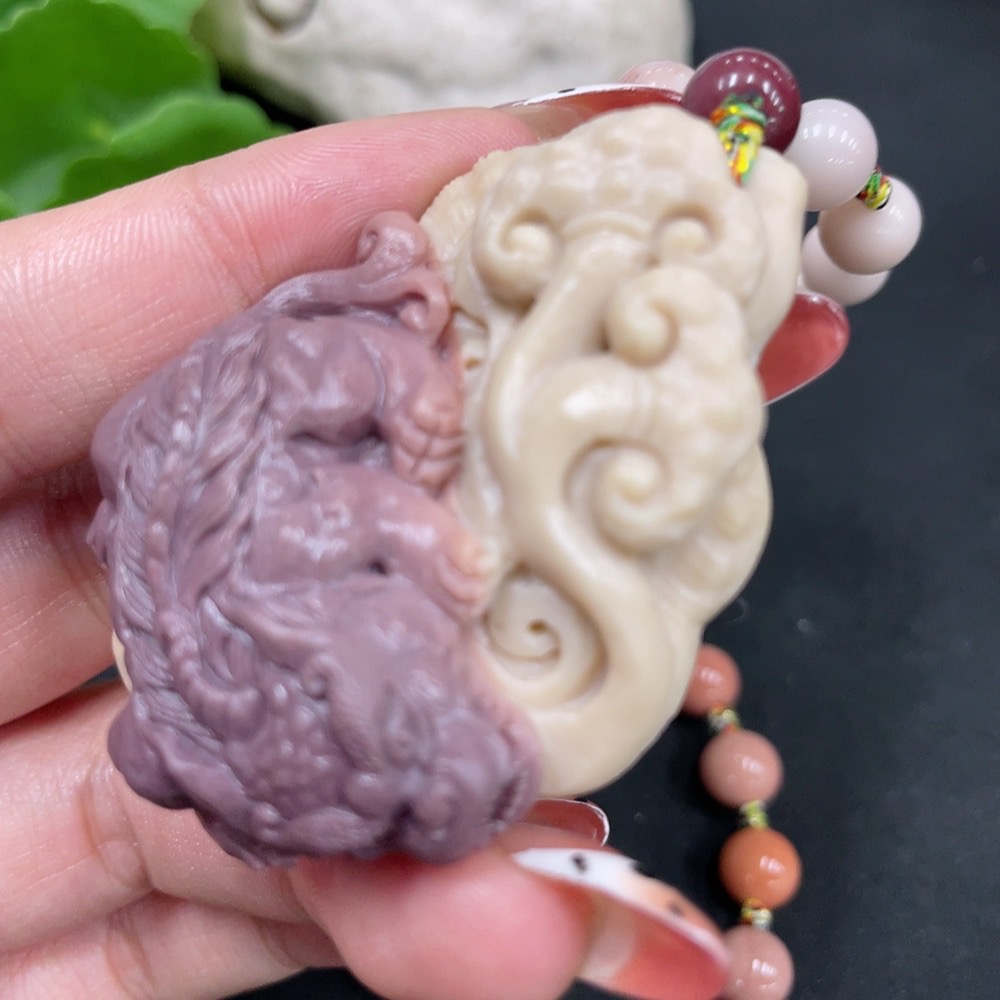 H34062665 Alashan Agate Pendant - Auspicious Beast, contains other mineral components, non-gold, total weight approx. 70.5g (including chain)