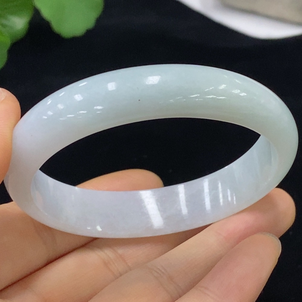 F33835074 Imperial Concubine Jadeite Bangle 55.3/49.6 loop size total weight approx. 38.14g