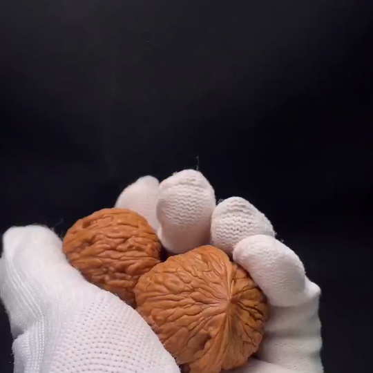 W34988942 Walnut Total weight approx. 31.85g Size approx. 37.2mm