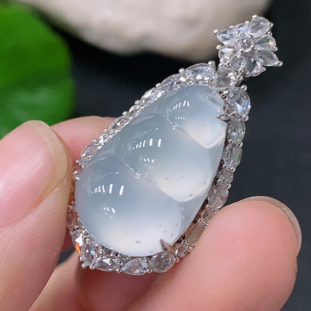 F33912634 Jadeite Mung Bean Pendant with 18k Gold and Diamond Accents, Total Weight Approx. 6.25g