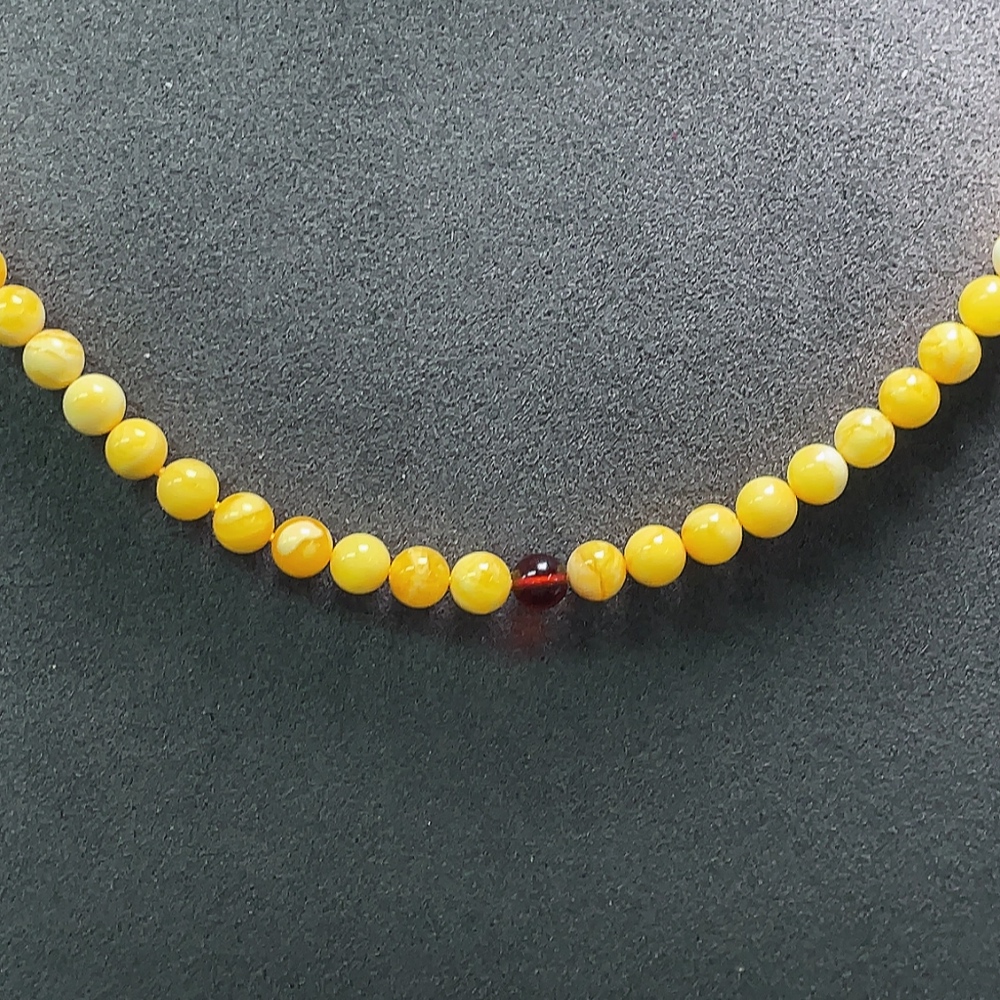 C34993440 Amber and Beeswax Necklace Total Weight Approx. 11.83g Size About 5.3mm
