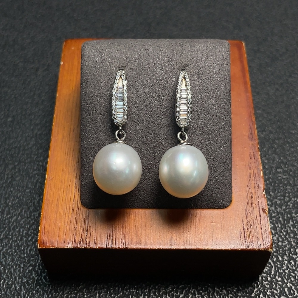 C27156049 Seawater Pearl Earrings Set in Non-Gold Metal, Approx. 11.2mm, Total Weight About 5.82g