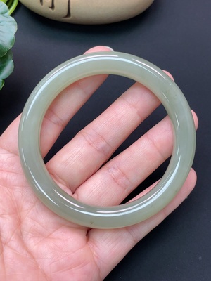 H46529751 和田玉正圈手镯 圈口57.1mm 总重约50.72g