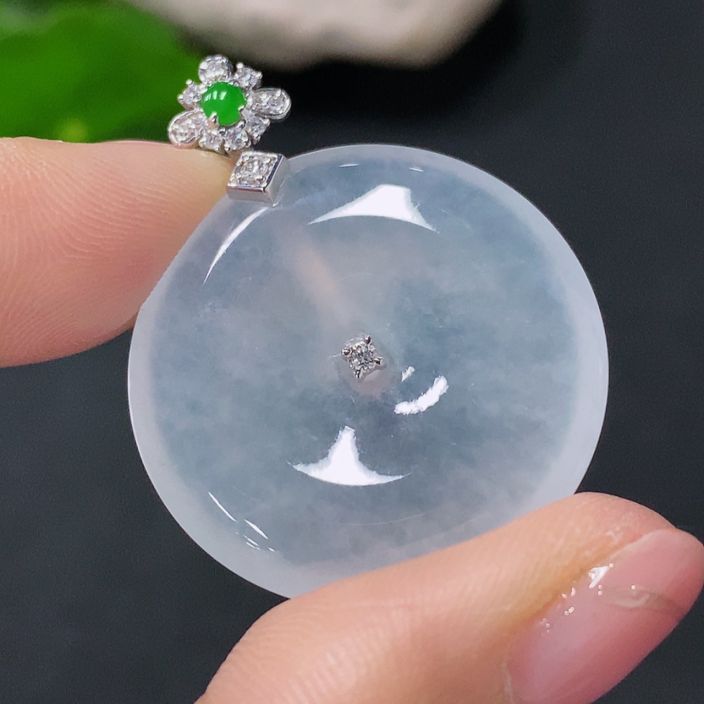 F29320346 Jadeite Pendant Peace Buckle with 18k Gold and Diamond Accents, Total Weight Approximately 8g