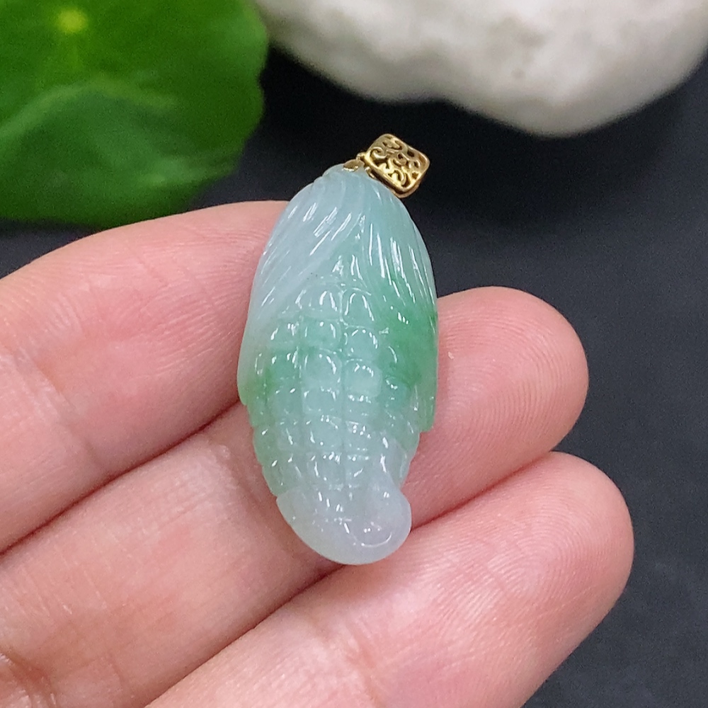 F34022263 Jadeite Corn Pendant with 18K Gold Clasp, Total Weight Approximately 4.2g