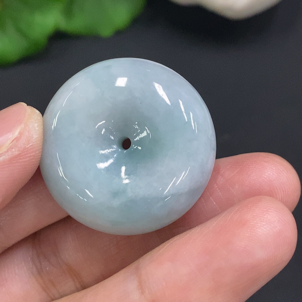 F34070550 Jadeite Peace Knot, total weight approximately 19.1 grams