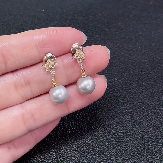 C33891523 18k seawater pearl earrings, color origin undetermined, total weight approx. 3.53g, size approx. 8.7mm
