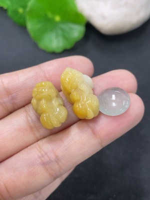 F46568746 翡翠挂件 蛋面 一手走 颜色成因未定