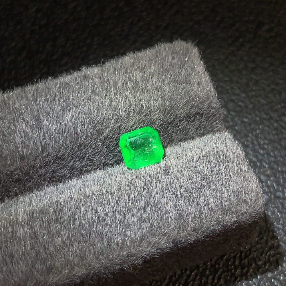 C29340691 Emerald Rough Stone Total Weight Approximately 1.31 Carats Clarity Enhanced