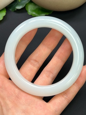 H46529097 和田玉正圈手镯 圈口58.7mm 总重约71.37g