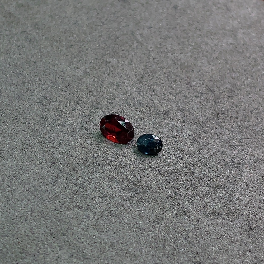 C33890526 Sapphire + Garnet Loose Stones Total Weight Approx. 1.45ct Sell as a Lot