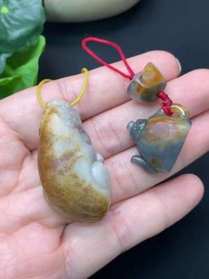 H46526960 和田玉貔貅+茶壶挂件 颜色成因未定 含其他矿物成分 总重约33.9g