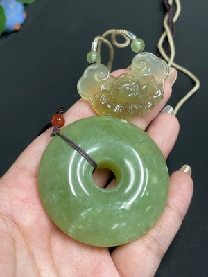 H31659723 Xiuyu (Serpentine Jade) Pendant   Blossoming Wealth   Peace Knot