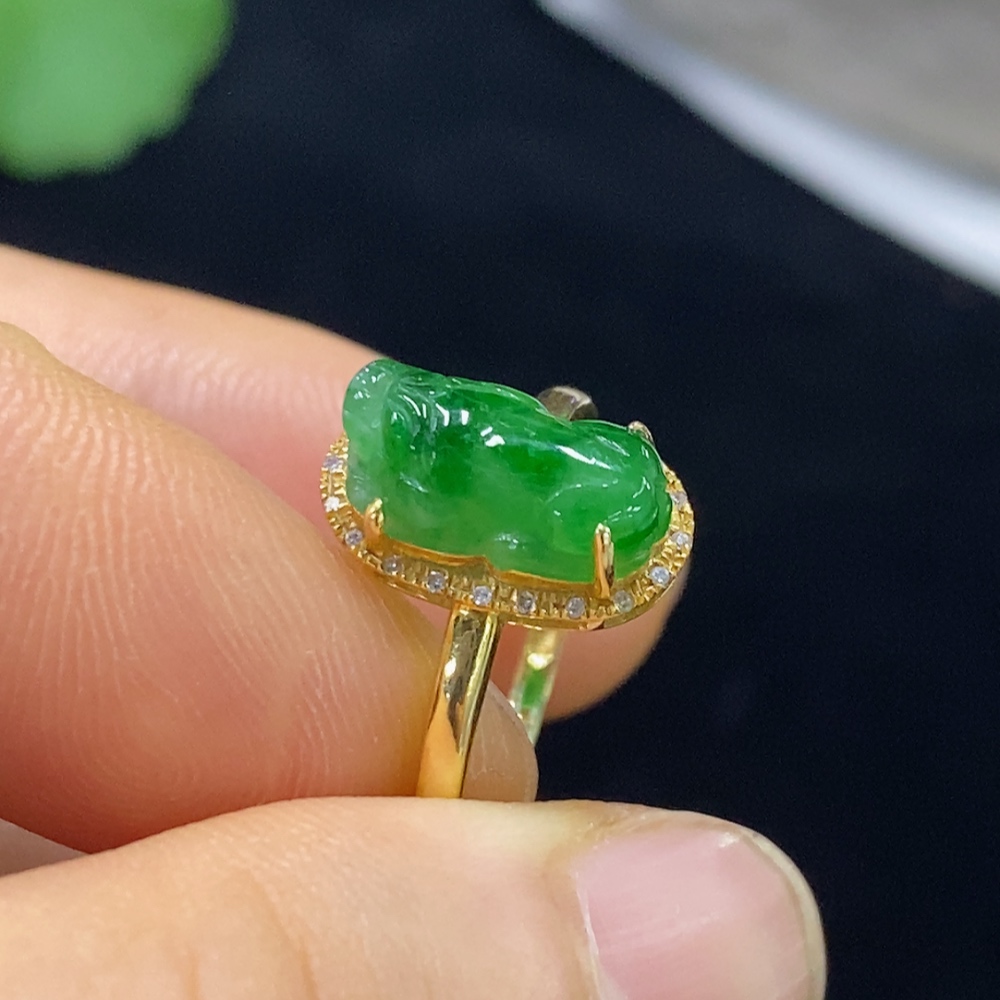 F31599715 Jadeite inlaid with 18k gold, total weight approximately 1.64g, size 13, set with diamonds