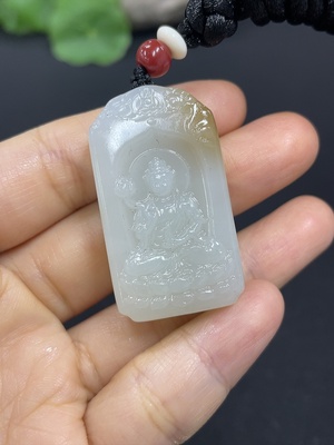 H41826128 和田玉挂件    观音     货品总重约（含绳）21.5g   配珠非和田玉