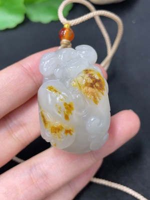 H46574492 和田玉挂件   瑞兽  皮色成因未定   货品总重约（含绳）48.3g