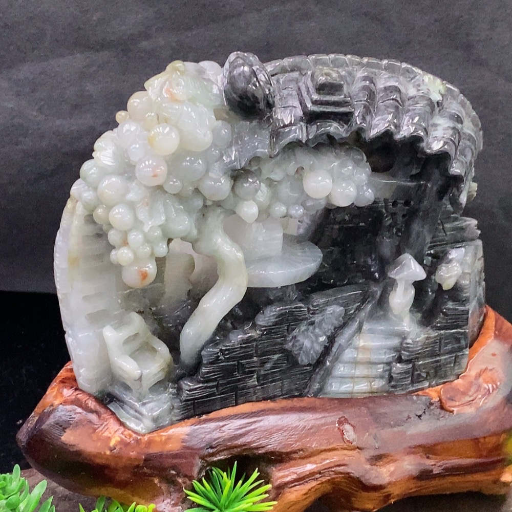 F34045723 Jadeite ornament with base, fractured