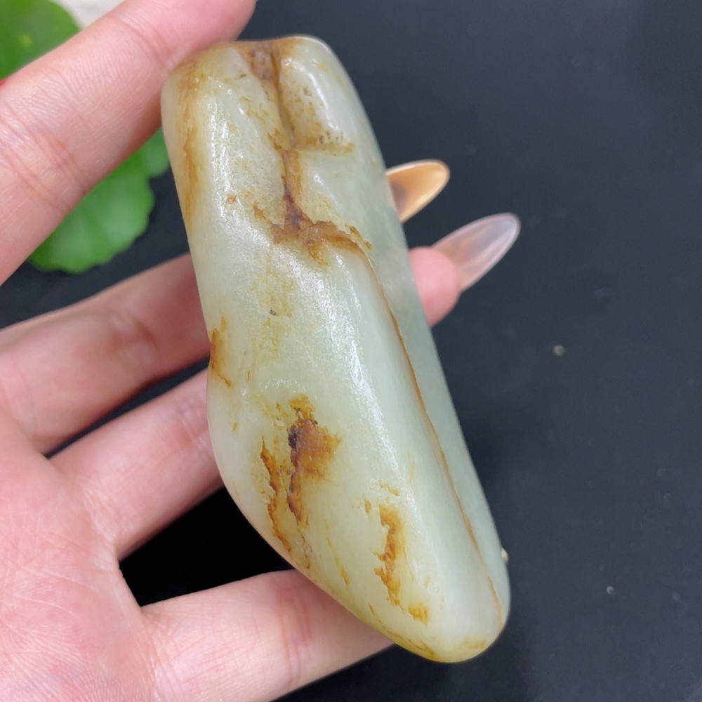 H30490644 Hetian Jade, total weight approx. 179.5g, undetermined skin color origin, contains other mineral components