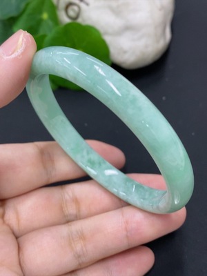 F46556968 翡翠正圈手镯 货品总重量约32.7克 圈口58