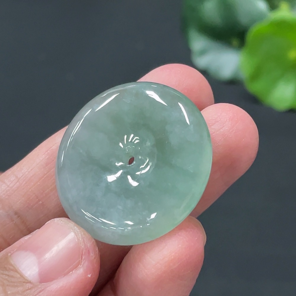 F24773445 Jadeite Peace Knot Pendant, Approx. 10.4g