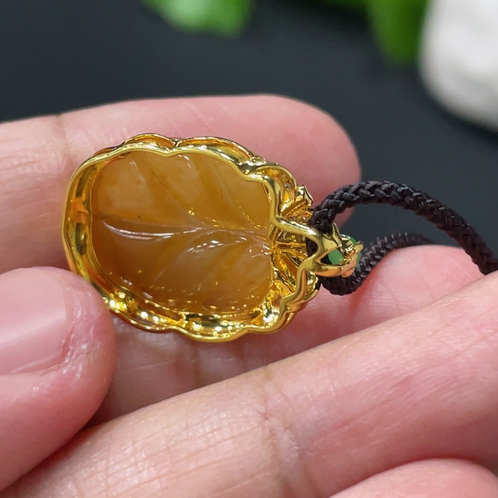 F29432843 Jadeite leaf pendant with 18k gold setting, total weight approx. 3.38g, color origin undetermined