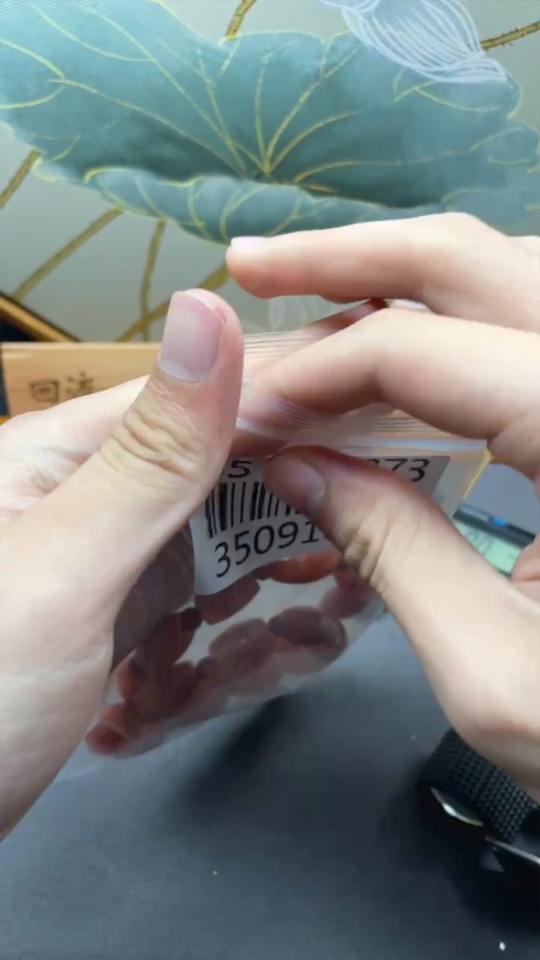 C35091873 Red Agate Bracelet with Visible Organic Matter, Total Weight Approximately 82.94g, Sell as a Lot