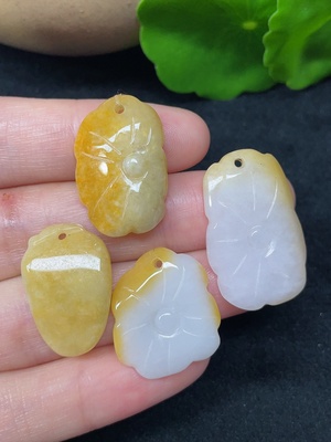F45335531 翡翠挂件 一手走 总重约11.09g 颜色成因未定