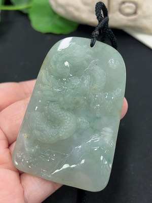 F42958518 翡翠龙牌挂件 货品总重约59.2克（含绳重）