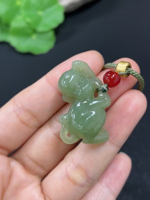 H46559263 和田玉挂件    灵猴    货品总重约（含绳）11.2g