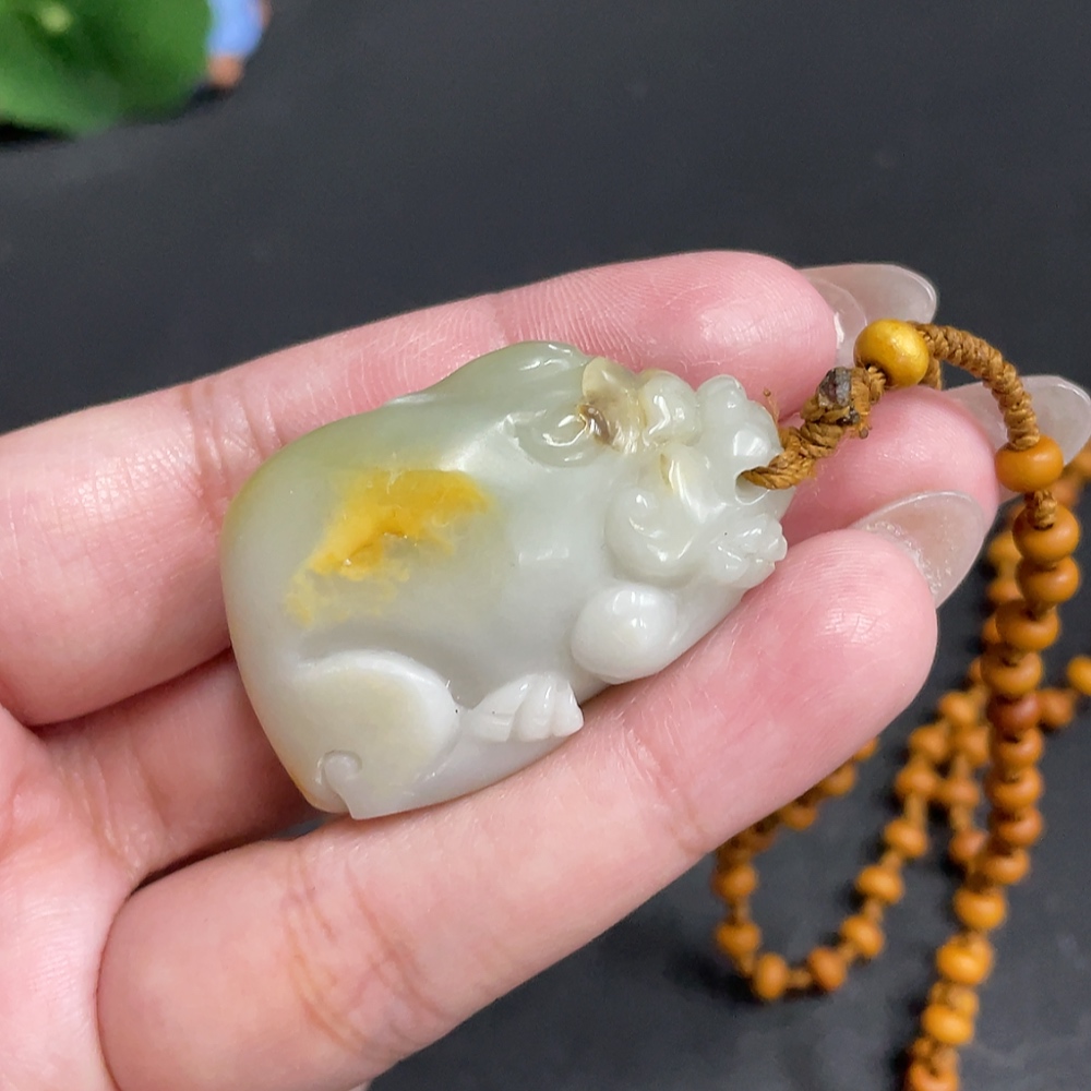 H30464445 Hetian Jade Pendant Auspicious Beast Undetermined Skin Color Formation Contains Other Mineral Components Total Weight Approx. [Including Chain] 39.3g