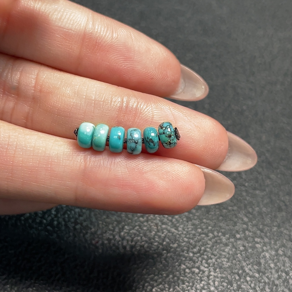 C34040525 Turquoise Pendant with Other Mineral Components, Total Weight Approx. 0.93g, Size Around 5.5mm