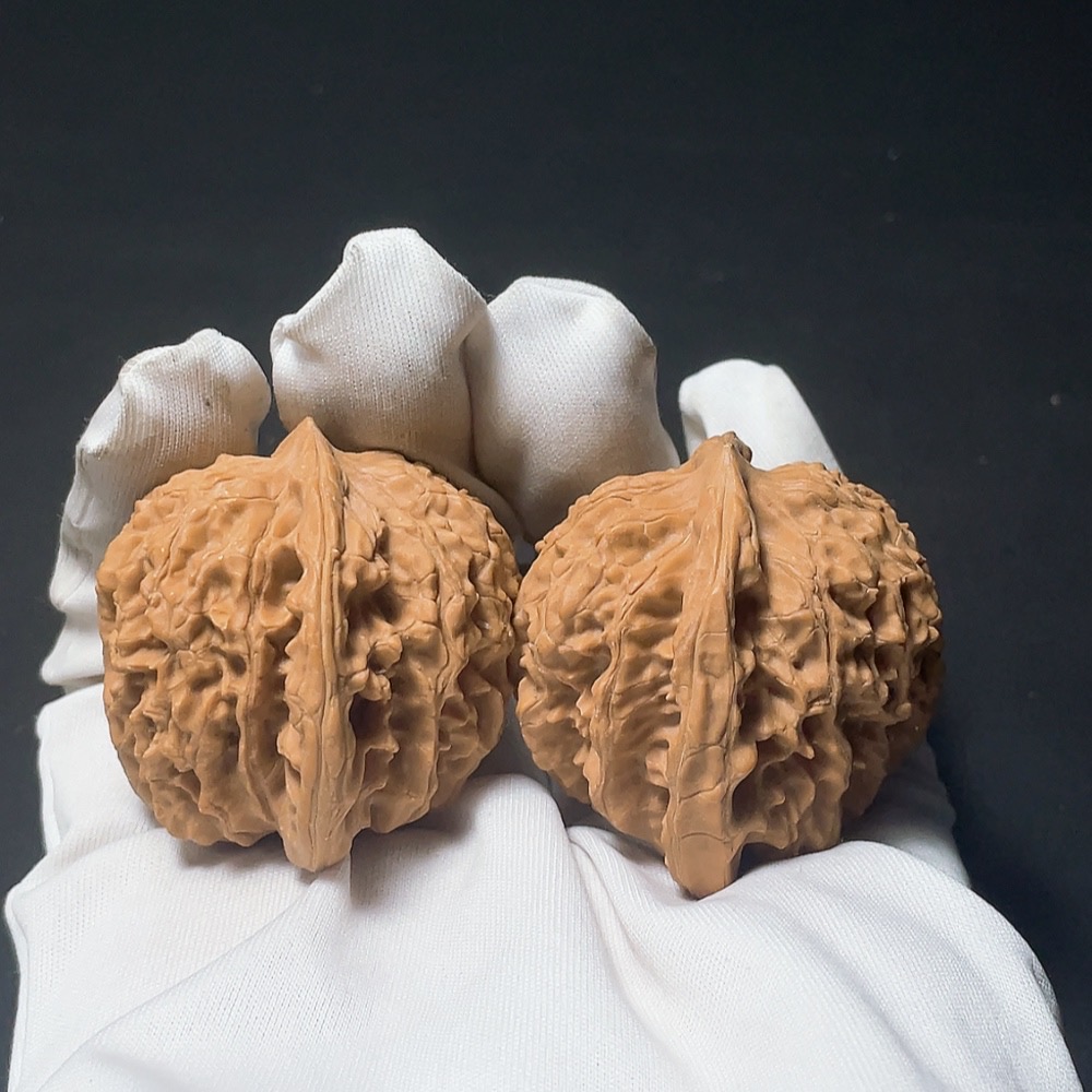 W21384974 Tiger Head Walnut, total weight approx. 34.8g