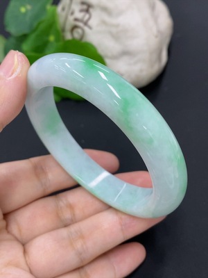 F46556898 翡翠正圈手镯 圈口56.9mm 货品总约重59.13g