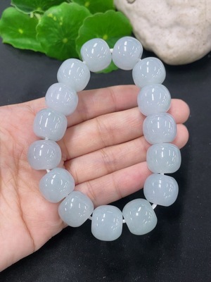 F46485791 翡翠手串 卡14.6mm左右  货品总重约82.85g