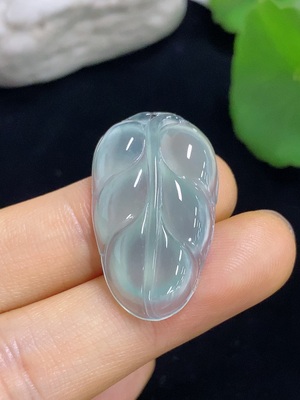 F46564259 翡翠挂件     叶子       货品总重约4.7g