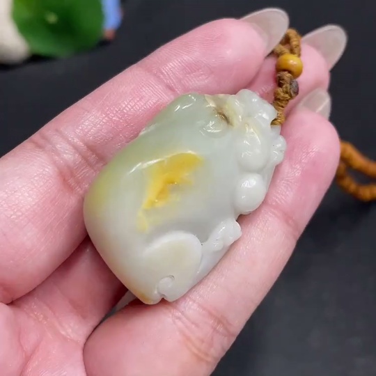 H30464445 Hetian Jade Pendant Auspicious Beast Undetermined Skin Color Formation Contains Other Mineral Components Total Weight Approx. [Including Chain] 39.3g