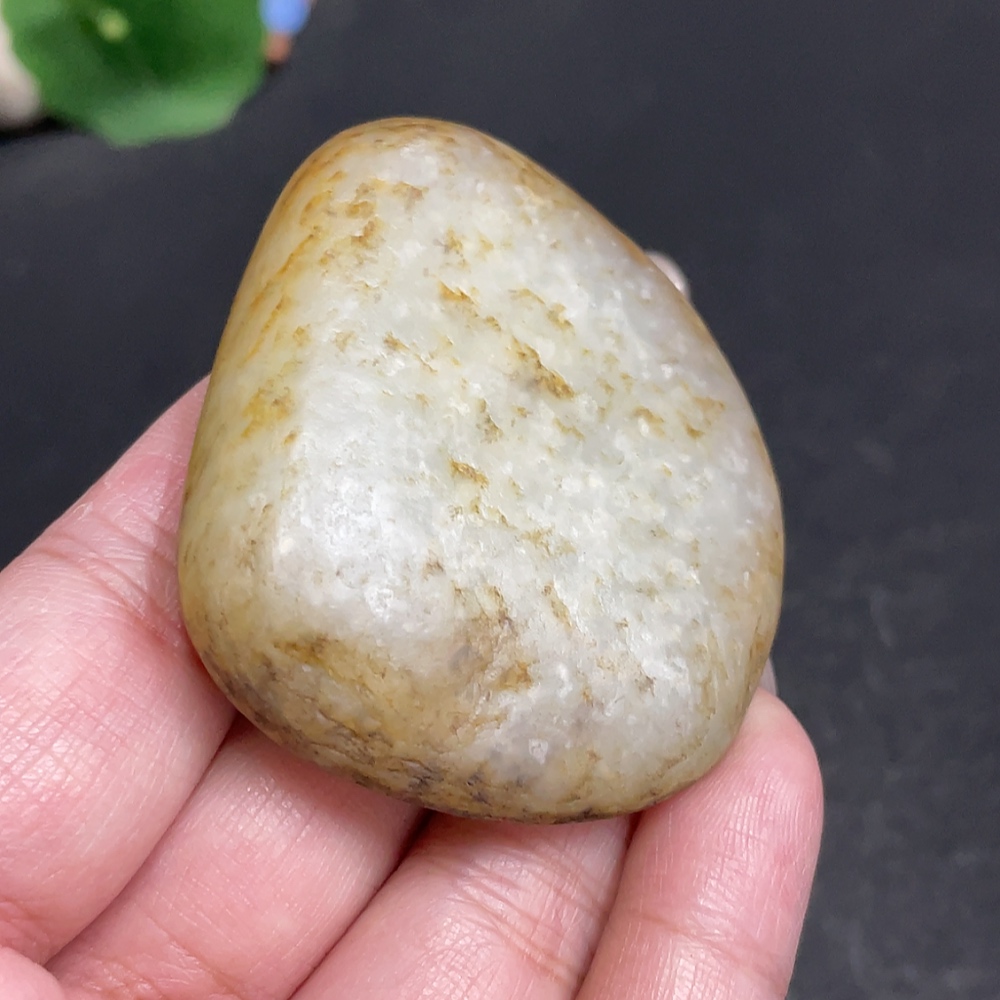 H30524586 Hetian Jade, undetermined skin color origin, containing other mineral components, total weight approx. 54.8g