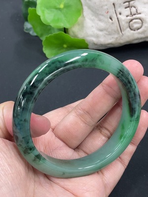 F42973703 翡翠正圈手镯 圈口57.6 含其他矿物成分  货品总重约58.62g