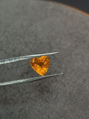 C34038714 Garnet loose stone, total weight approximately 1.885 carats