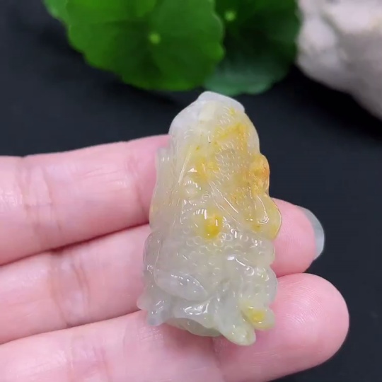 F31579804 Jadeite cabbage pendant with a total weight of approximately 18.4 grams (color origin undetermined)