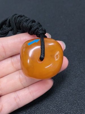 C43201908 琥珀蜜蜡挂件  货品含绳重约20.37克  局部可见修补