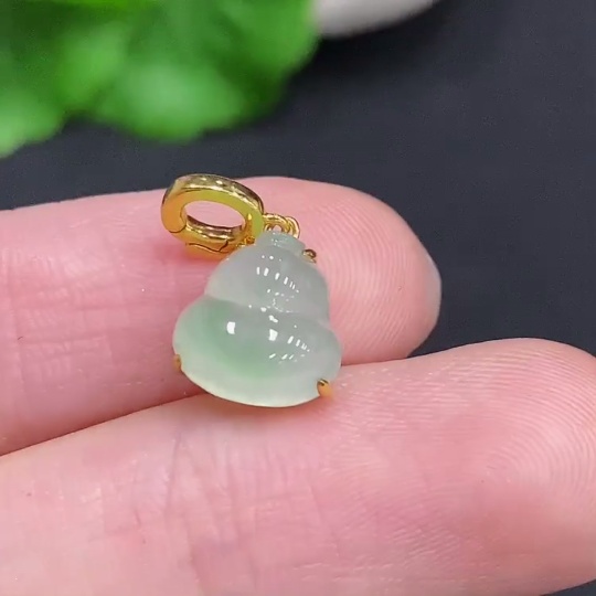 F32793305 Jadeite Gourd Inlaid Pendant 18k Gold Total Weight Approx. 1.1g