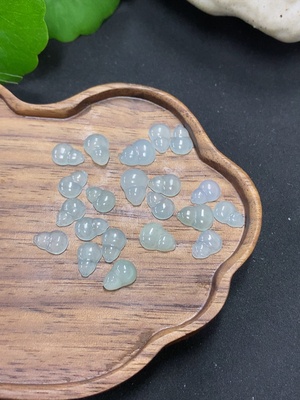 F42971540 翡翠葫芦镶嵌件一手走 货品含袋总重约2.7克