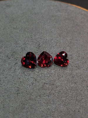 C32784984 Garnet Rough Stone Total Weight Approx. 6.315 Carats Sold as One Lot