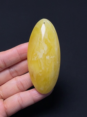 C46537403 琥珀蜜蜡挂件 货品总重约20.11克 局部可见修补