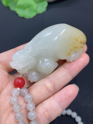 H41872396 和田玉挂件   瑞兽   货品总重约（含链）106.4g    皮色成因未定   配珠非和田玉